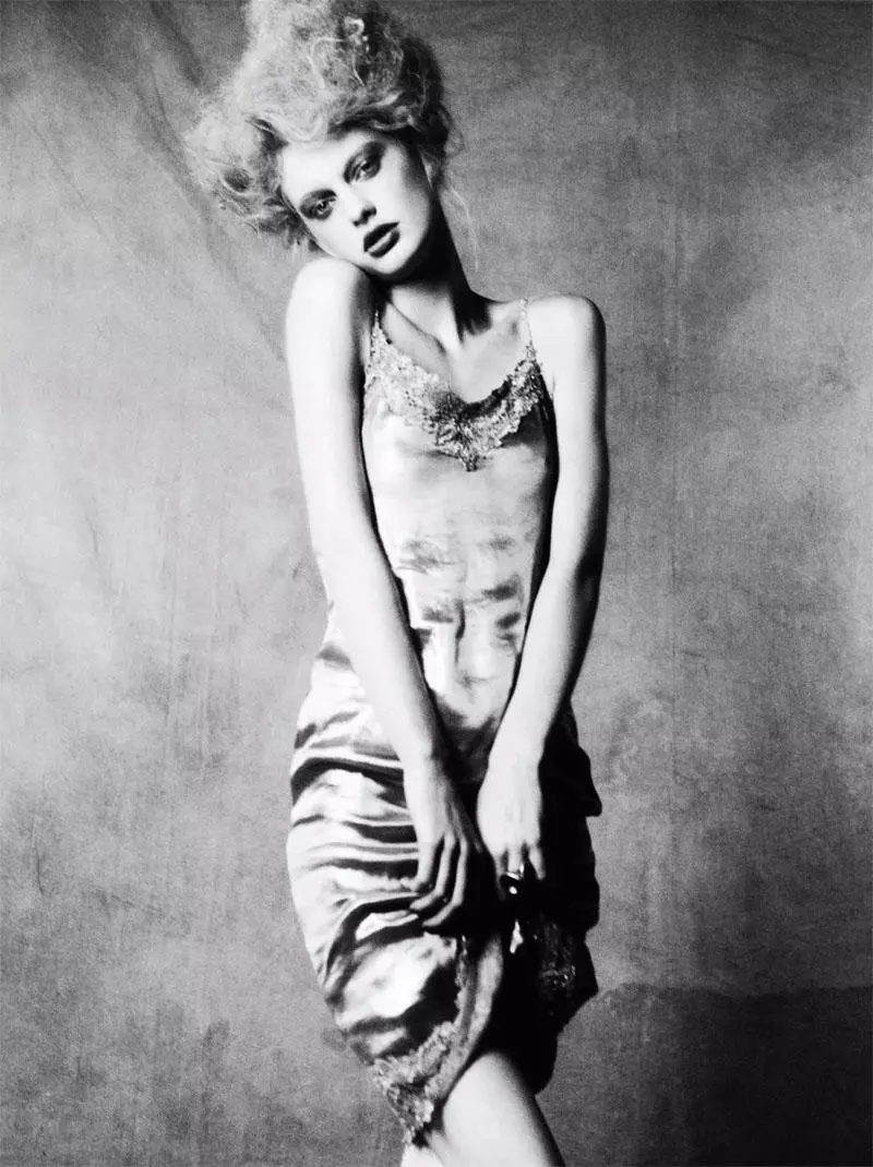 Patricia van der Vliet waxaa qoray Ellen von Unwerth ee Gray S/S 2011