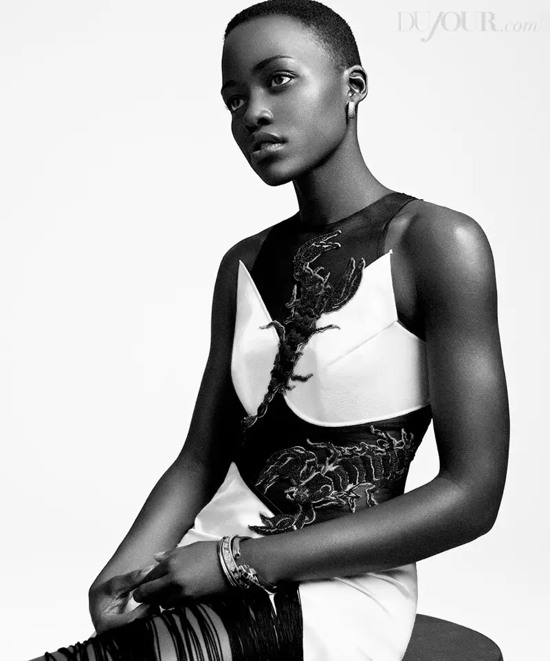 Lupita Nyong'o သည် DuJour မဂ္ဂဇင်းရိုက်ကူးမှုတွင် ပါဝင်ခဲ့သည်။