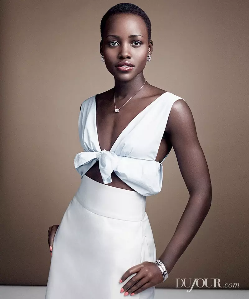 Lupita Nyong'o 為 DuJour 雜誌拍攝擺姿勢