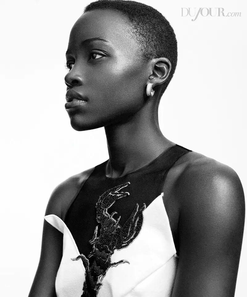 Lupita Nyong'o DuJour મેગેઝિન શૂટ માટે પોઝ આપે છે