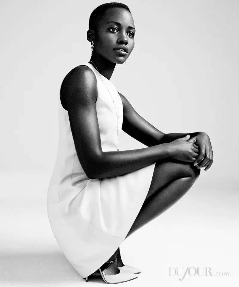 Lupita Nyong'o가 DuJour 잡지 촬영을 위해 포즈를 취했습니다.