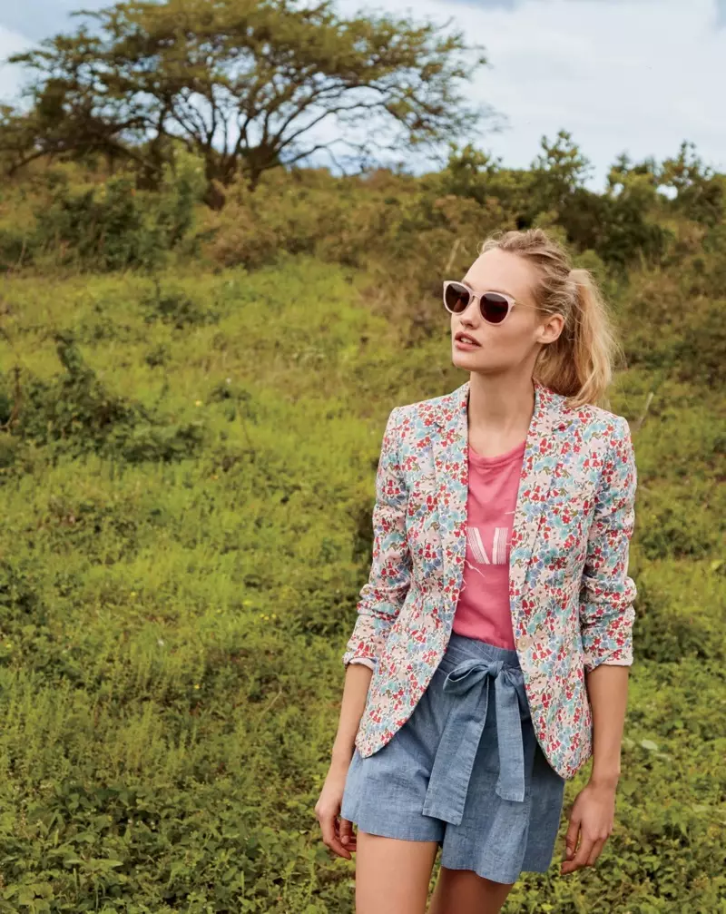 J. Crew Campbell Blazer u boji Liberty Poppy & Daisy Floral, OAHU majici, kratkim hlačama do struka u Chambray i Piper sunčanim naočalama