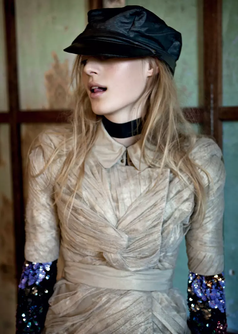 Julia Nobis ta Derek Henderson don Russh #34