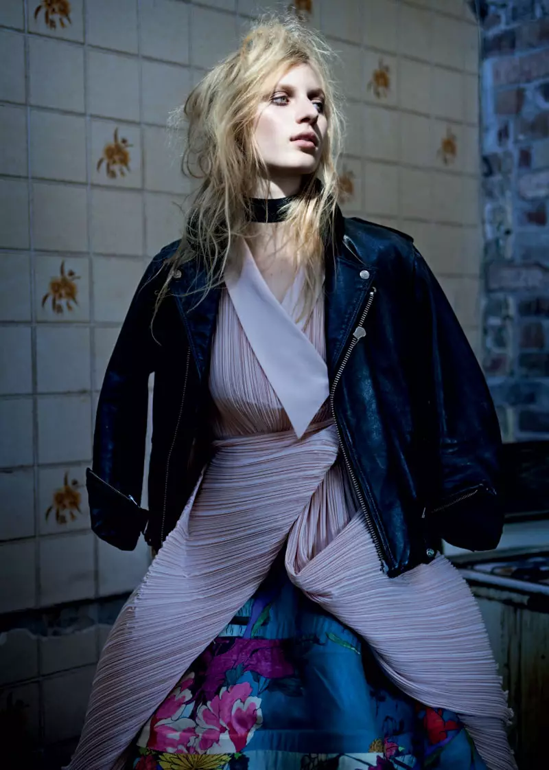 Julia Nobis ta Derek Henderson don Russh #34