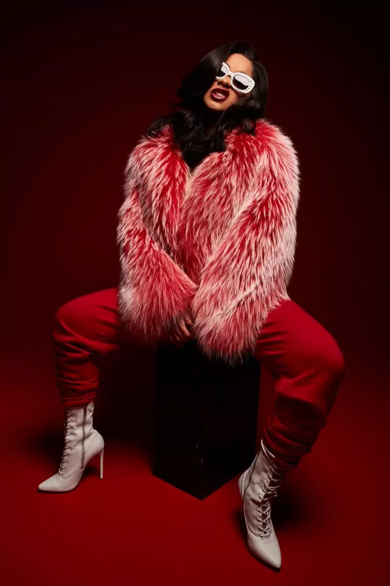 Rapper Cardi B nosí šněrovací botasky Steve Madden Satisfied