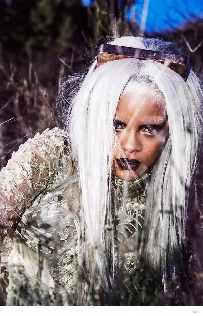 Rihanna gara Futuristic, Rocks Grey Hair na Tush Fashion Shoot