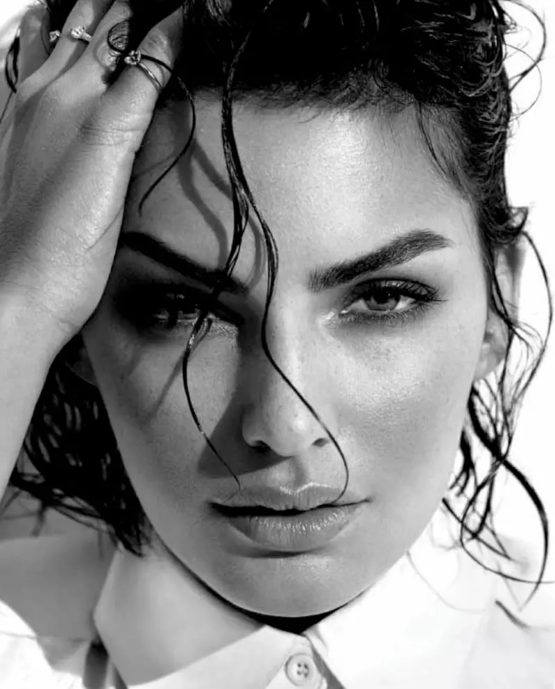 Alyssa Miller Stuns a cikin Swimwear yana Neman Yadawar Matafiya