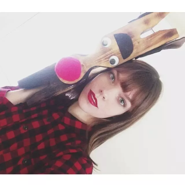 Megan Collison ໄດ້ຮັບງານບຸນກັບ reindeer