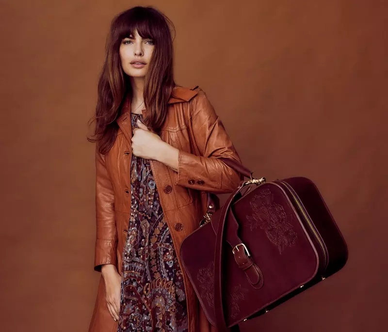 Modelos de Alyssa Miller estreiam coleção de bolsas e malas Pilgrim