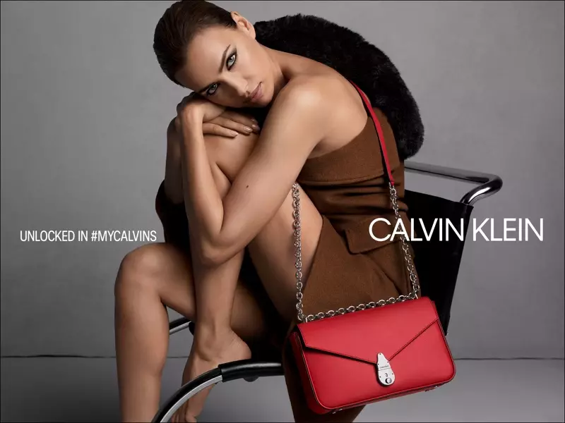 D'Model Irina Shayk erschéngt an der Calvin Klein Hierscht 2019 Handtasche Kampagne