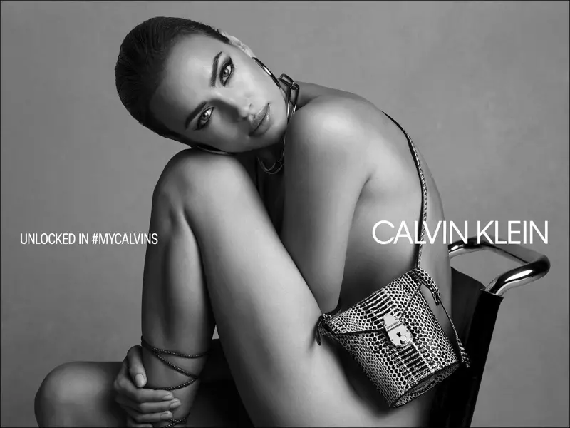 Irina Shayk poserer naken og står foran Calvin Kleins veskekampanje høsten 2019