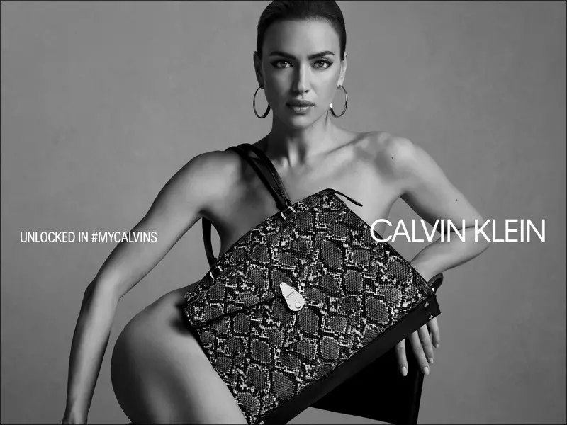 Poséierend ouni Kleeder, Irina Shayk frontéiert Calvin Klein Hierscht 2019 Handtasche Kampagne