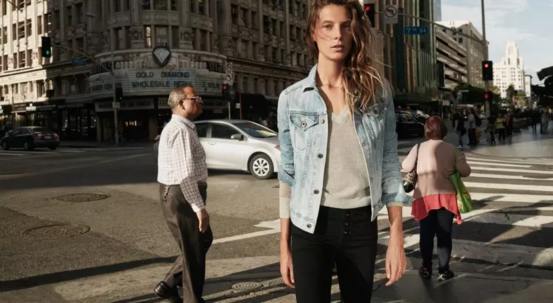 Daria pose dans une veste en jean légèrement délavée de la collection printemps 2016 d'AG Jeans