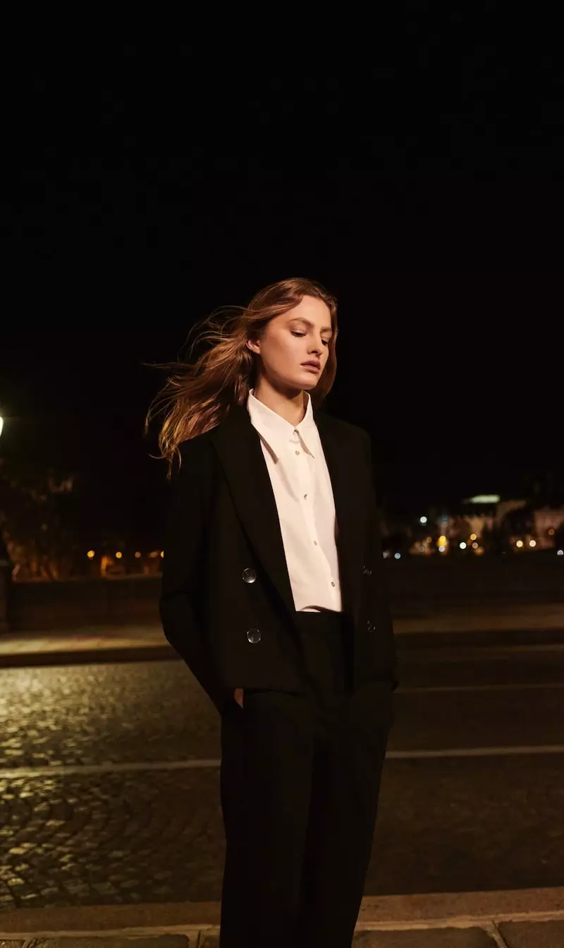 Abends im Anzug posiert Felice Noordhoff in Massimo Duttis Abendmode-Looks 2020.