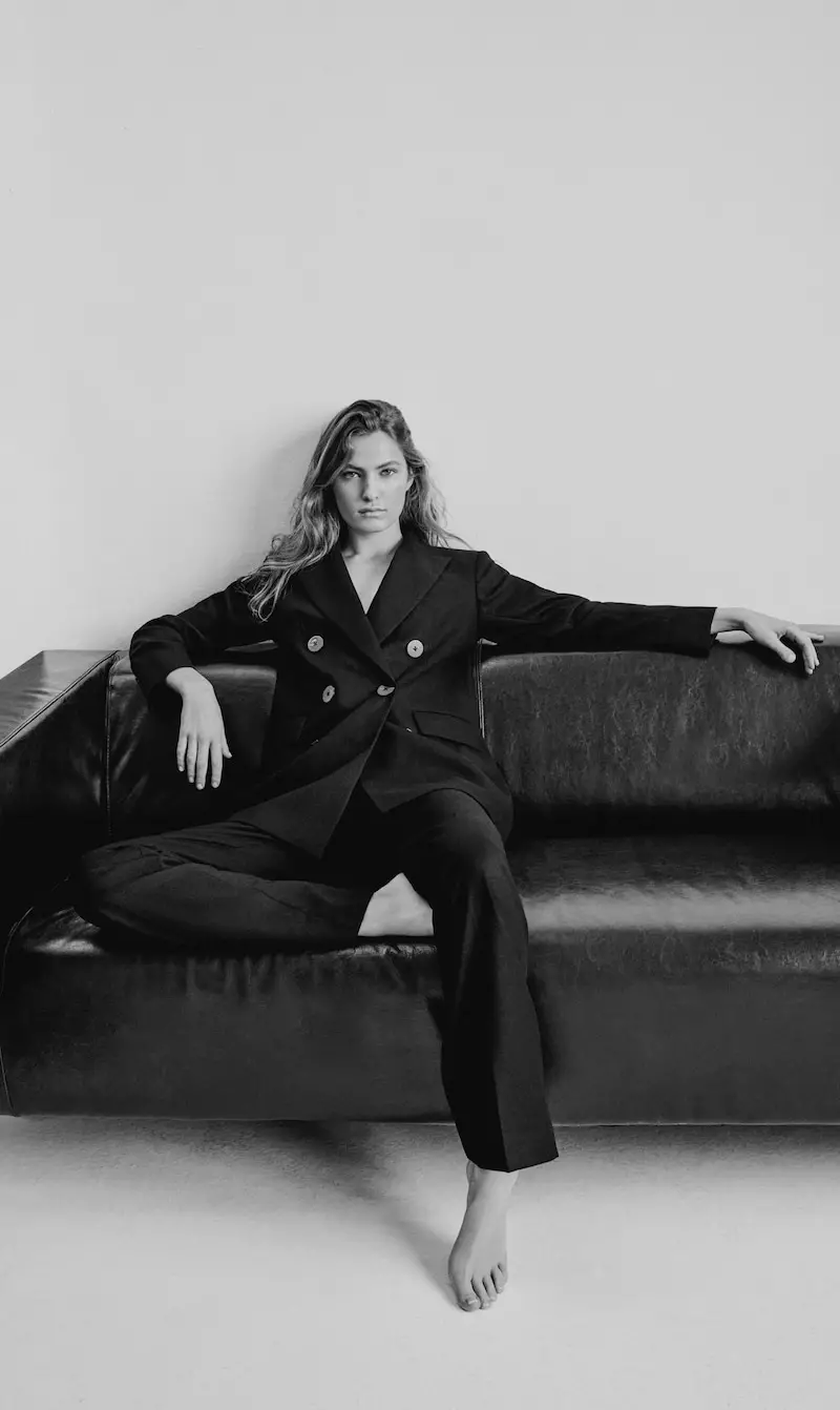 Felice Noordhoff pose dans l'éditorial du soir 2020 de Massimo Dutti.