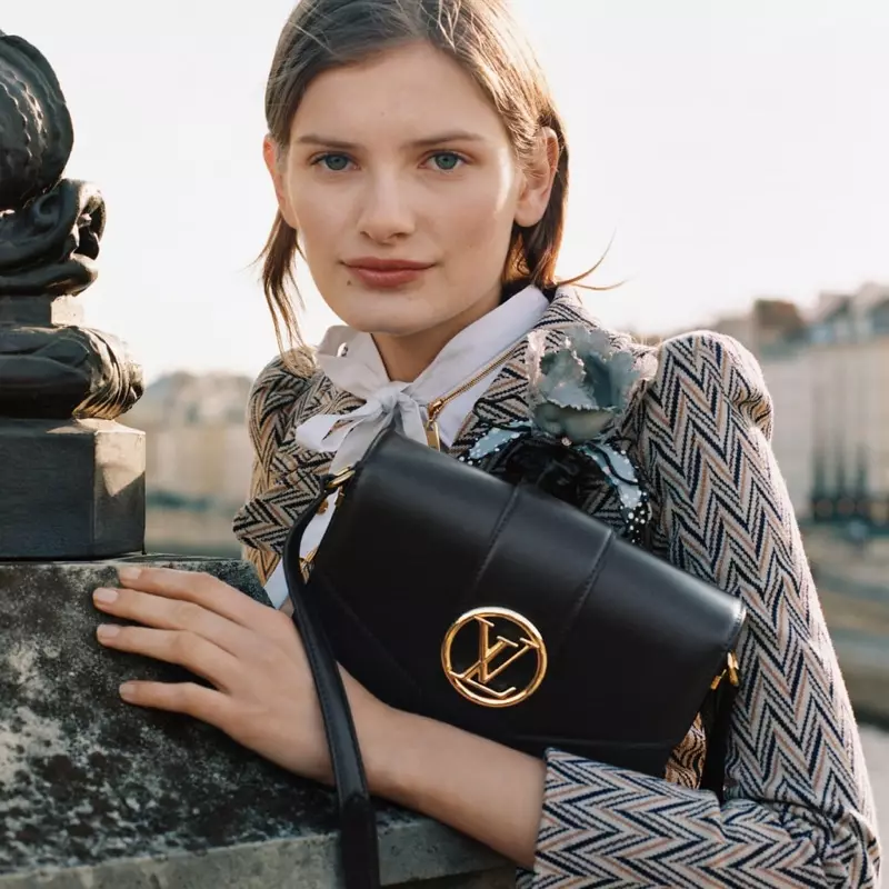 Nag-pose si Signe Veiteberg sa kampanya ng Louis Vuitton LV Pont 9 na handbag.