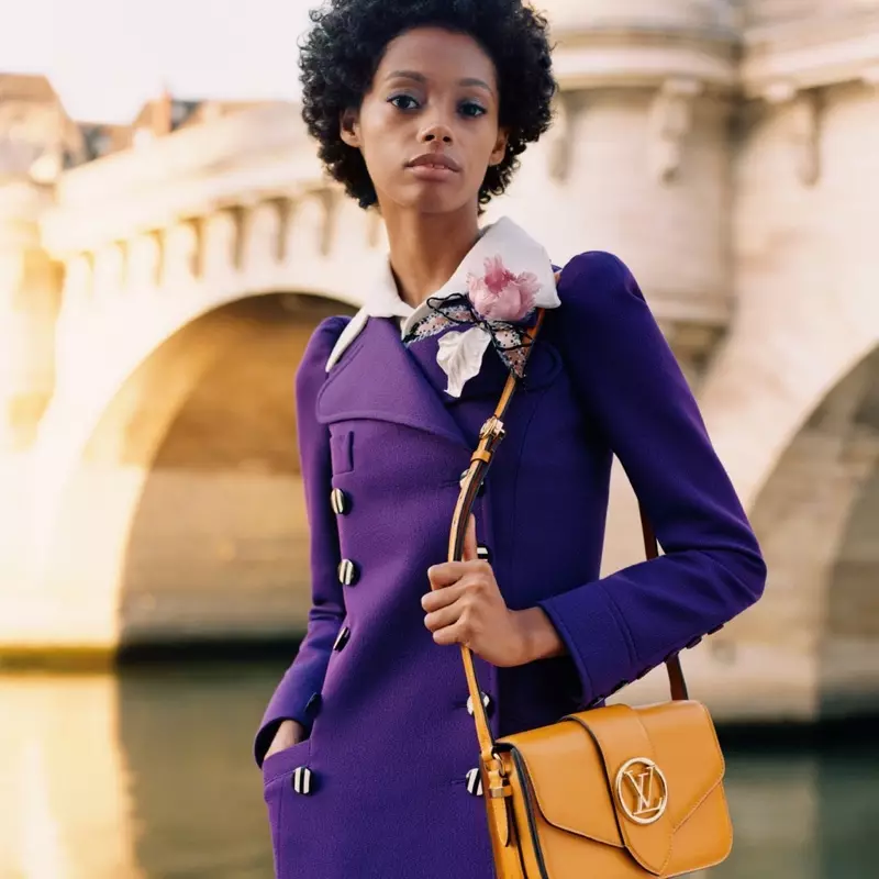 Blesnya Minher는 Louis Vuitton LV Pont 9 핸드백 캠페인에 등장했습니다.