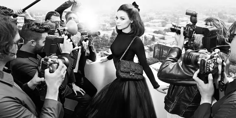 Mila Kunis dia misongadina amin'ny fampielezan-kevitry ny Miss Dior Handbag Fall 2012 nataon'i Mario Sorrenti