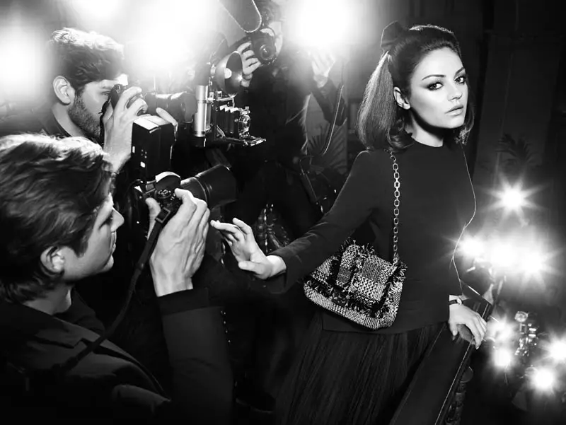 Mila Kunis nọ na ihe ngosi maka Miss Dior Handbag Fall 2012 Mgbasa Ozi Mario Sorrenti