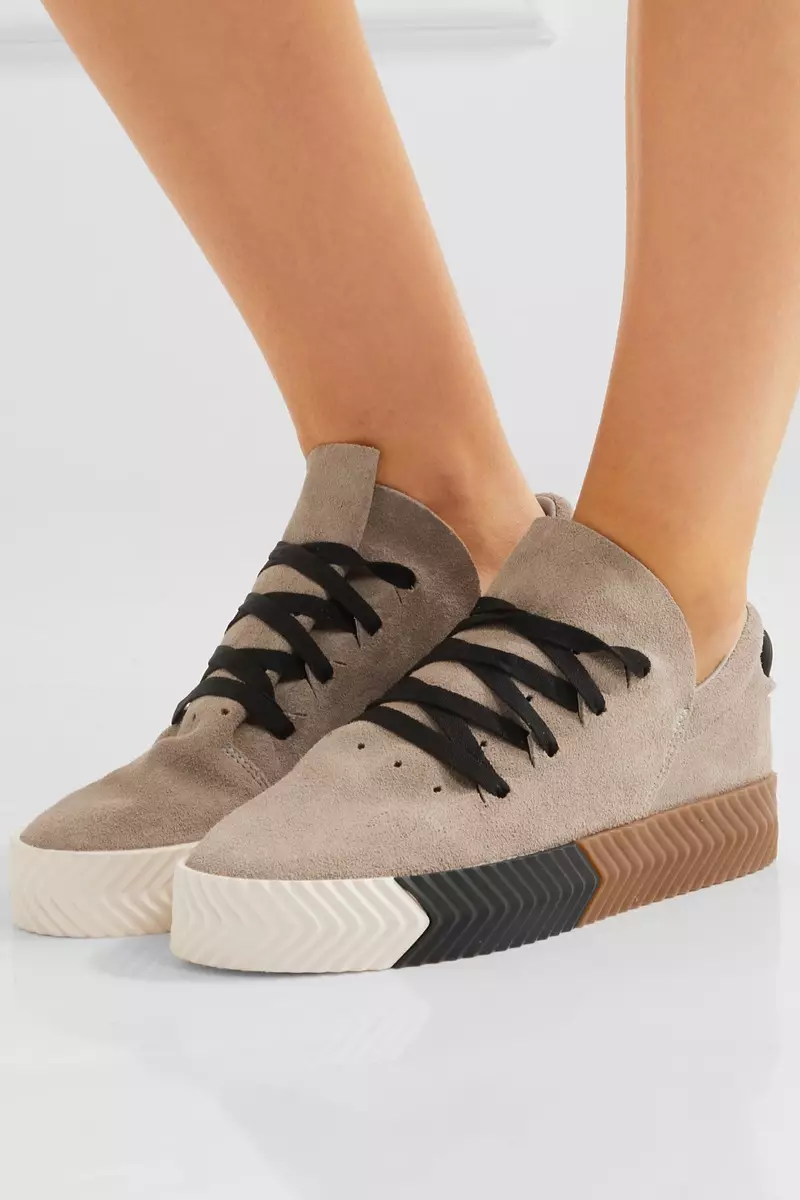 adidas Originals โดย Alexander Wang Skate Suede รองเท้าผ้าใบ $180 มีจำหน่ายที่ Net-a-Porter