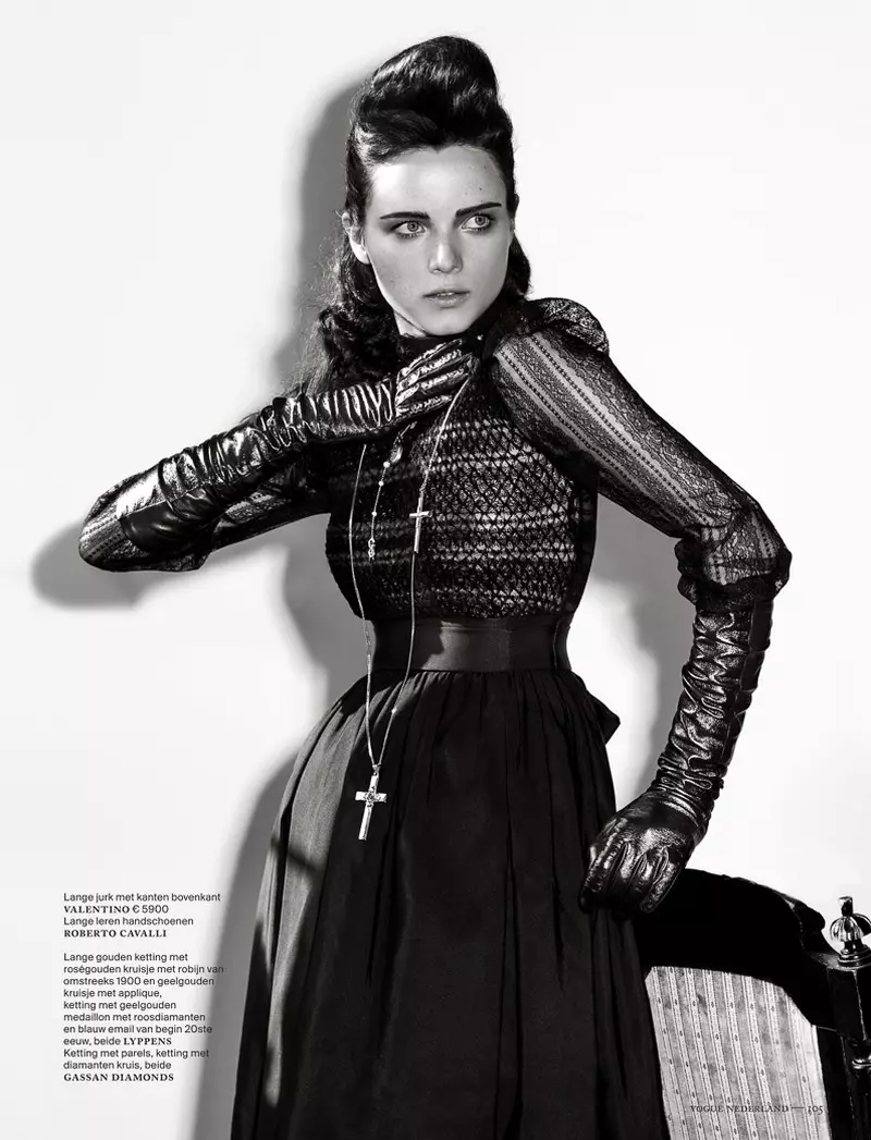 Anna de Rijk kjoler til Halloween i Vogue Netherlands' novemberutgave, Lensed by Marc de Groot