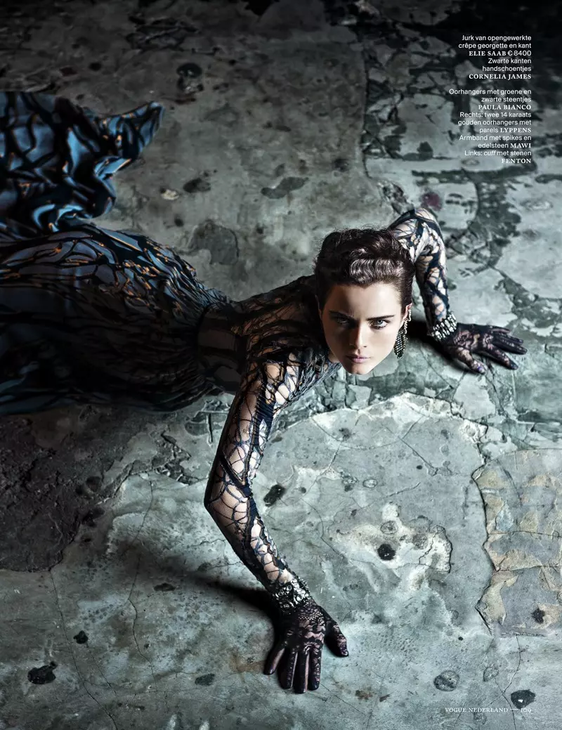 Anna de Rijk kjoler til Halloween i Vogue Netherlands' novemberutgave, Lensed by Marc de Groot