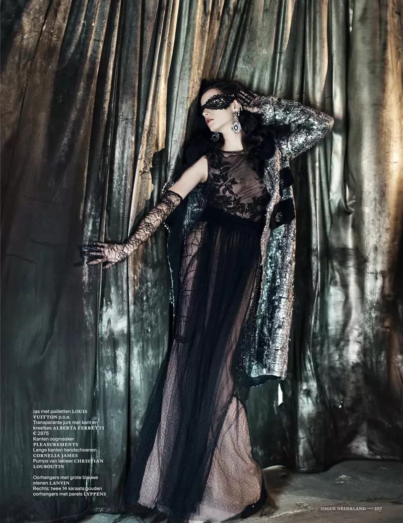 Anna de Rijk kjoler til Halloween i Vogue Netherlands' novemberutgave, Lensed by Marc de Groot