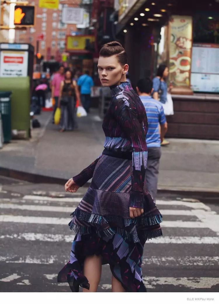 Kelly Mittendorf Hits the Streets for Elle Mexico nataon'i Paul Morel