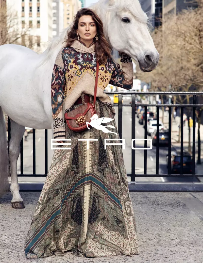 Pinangunahan ni Andreea Diaconu ang Etro fall-winter 2019 campaign