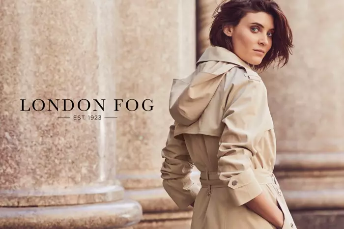 Modelka Alison Nix pózuje v trenčkote pre kampaň London Fog jar-leto 2018