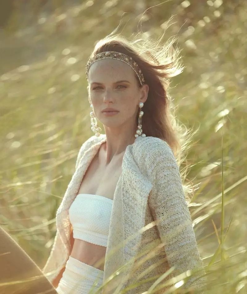 Anne Vyalitsyna Models Chanel's Resort Looks para Harper's Bazaar Chile