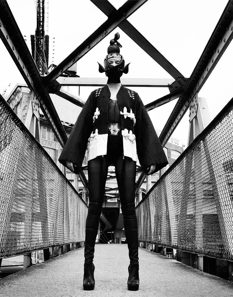 Martha Streck Huet Punk Astellung fir V Magazin Shoot vun Manolo Campion