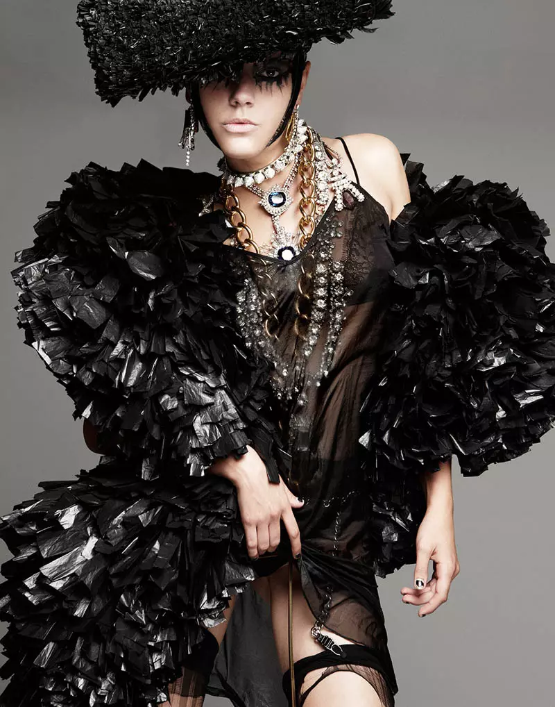 Martha Streck ima punk odnos za V Magazine Shoot Manolo Campion