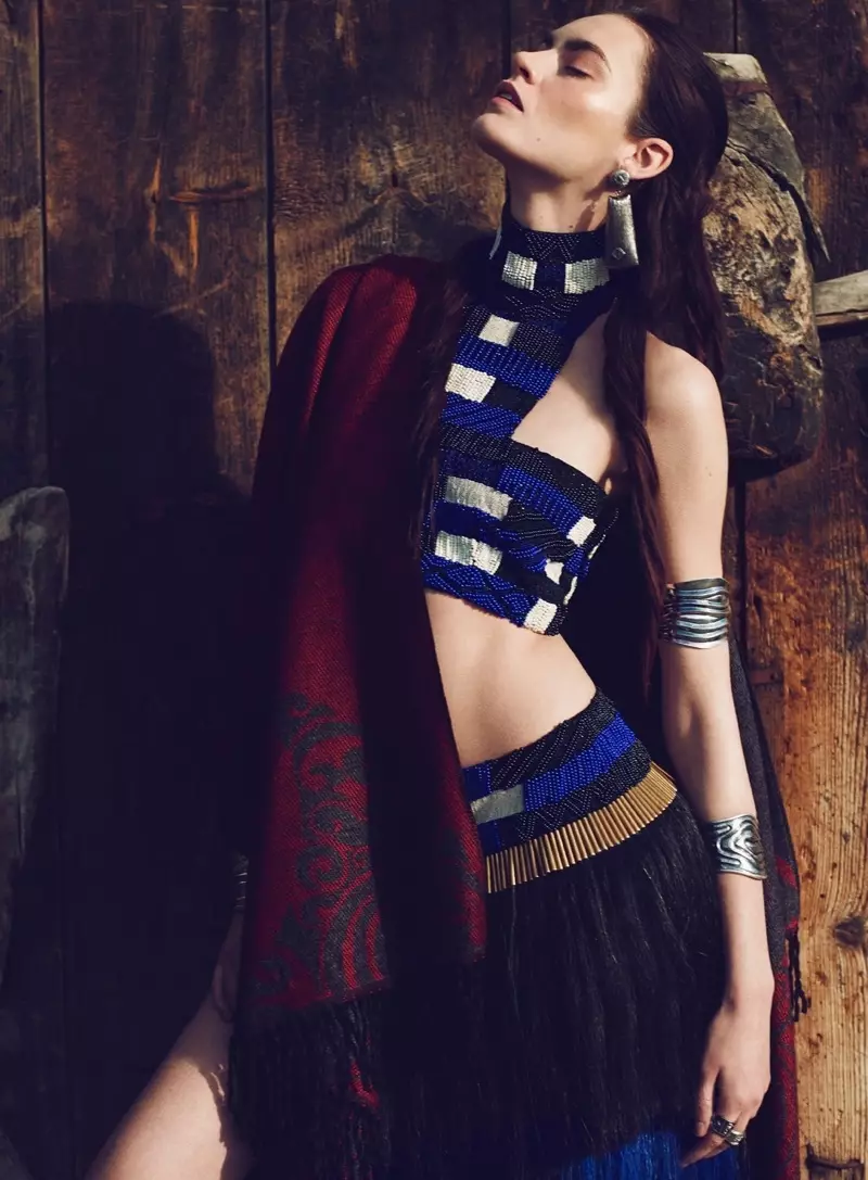 Patrycja Gardygajlo Dons Nomadic Fashion in Vogue Thổ Nhĩ Kỳ của Emre Guven