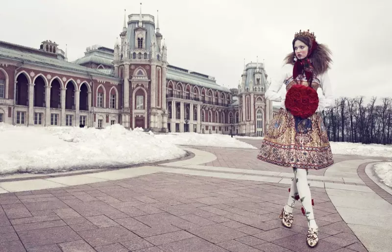 Lindsey Wixson modelleert wintermode voor Emma Summerton in Vogue Japan