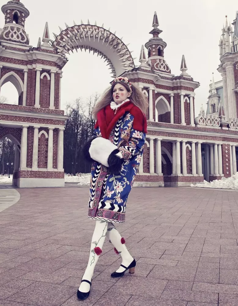 Lindsey Wixson 在《Vogue》日本為 Emma Summerton 打造冬季時裝模特