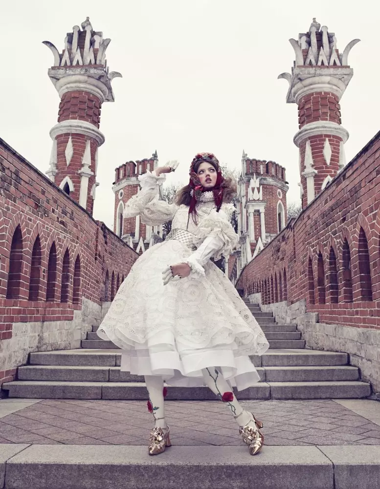 Lindsey Wixson modela moda de invierno para Emma Summerton en Vogue Japón