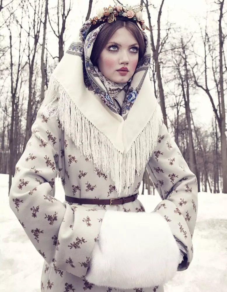 Lindsey Wixson 在《Vogue》日本為 Emma Summerton 打造冬季時裝模特