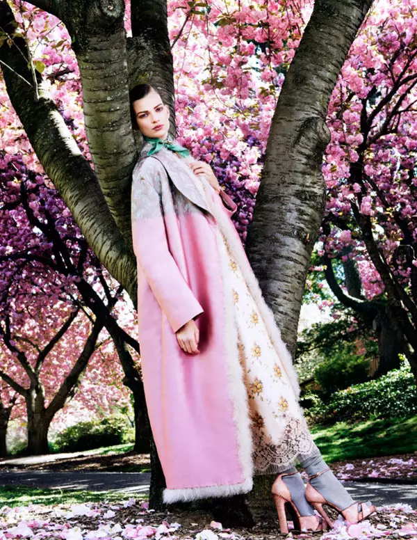 Бетте Фрэнке 2013-жылдын августунда, Шариф Хамза тарабынан Vogue Japan үчүн кызгылт түстөгү сулуу