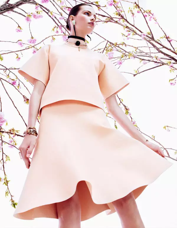 Tá Bette Franke Pretty in Pink le haghaidh Vogue Japan Lúnasa 2013 le Sharif Hamza