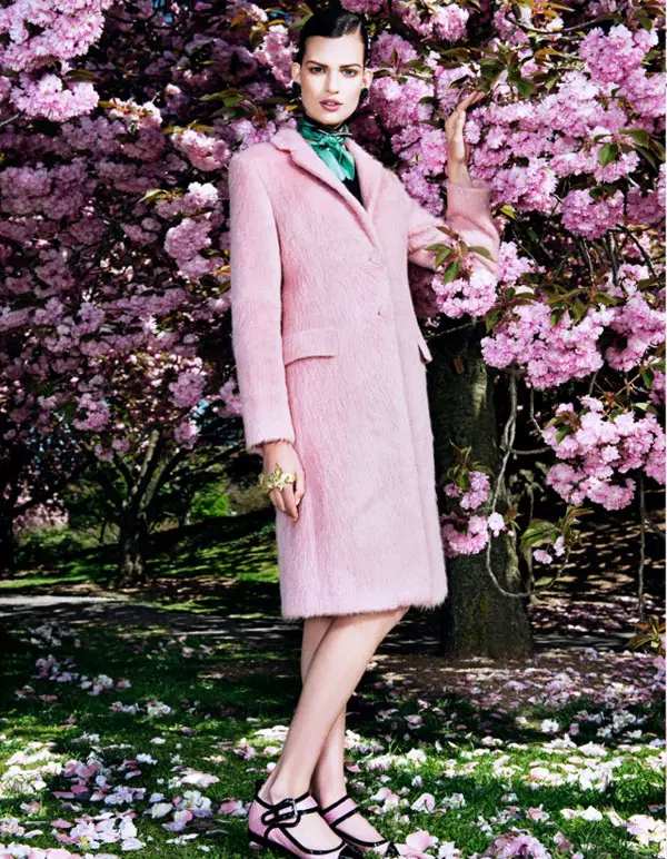 Bette Franke luce Pretty in Pink para Vogue Japón en agosto de 2013 por Sharif Hamza