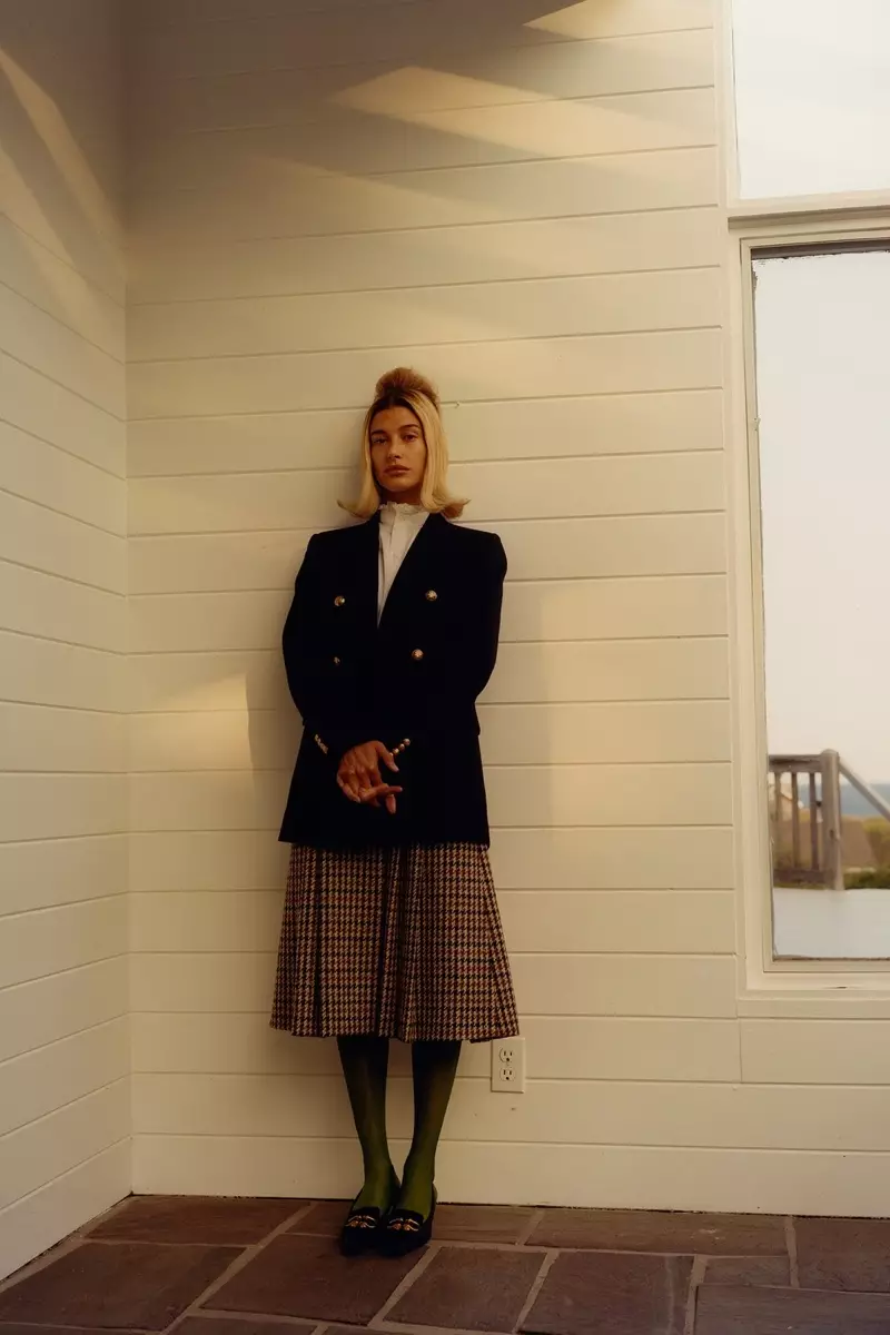 Hailey Baldwin Pose dina Gaya Americana pikeun Majalah W