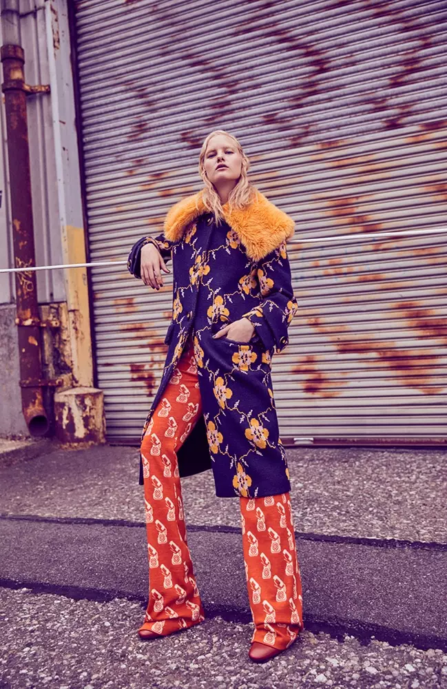 Hannah Holman posa en coloridos looks de outono para ELLE Kazakhstan