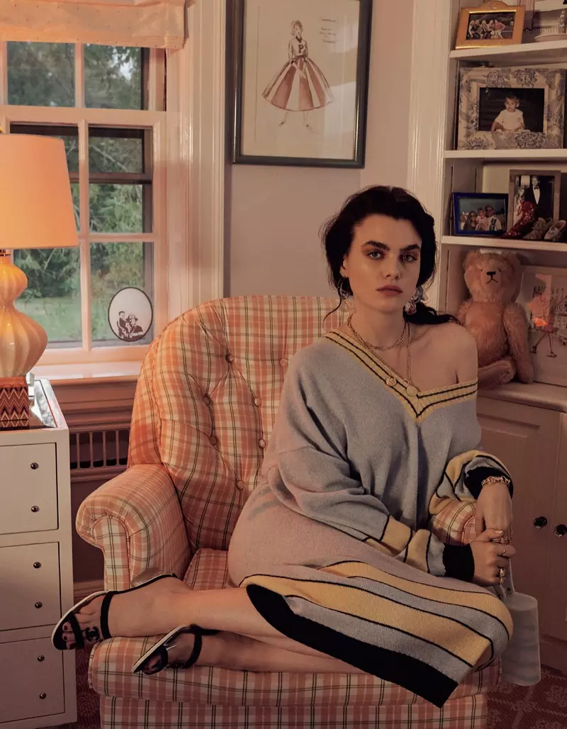 Gidawat ni Charli Howard ang Usa ka Retro Wardrobe para sa Vogue Japan