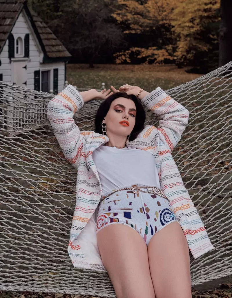 Gidawat ni Charli Howard ang Usa ka Retro Wardrobe para sa Vogue Japan