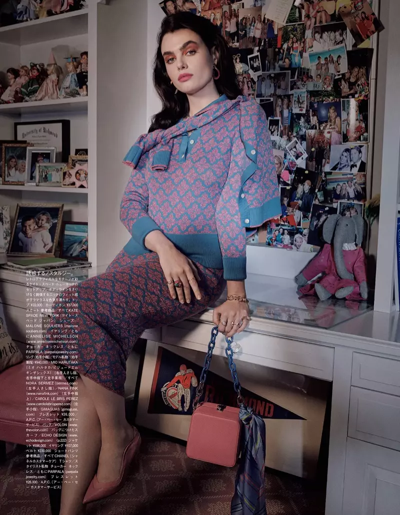 Charli Howard Jħaddan Gwardarobba Retro għal Vogue Japan