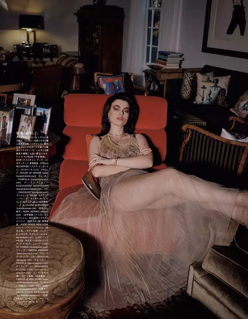 Charli Howard omfavner en retro-garderobe til Vogue Japan