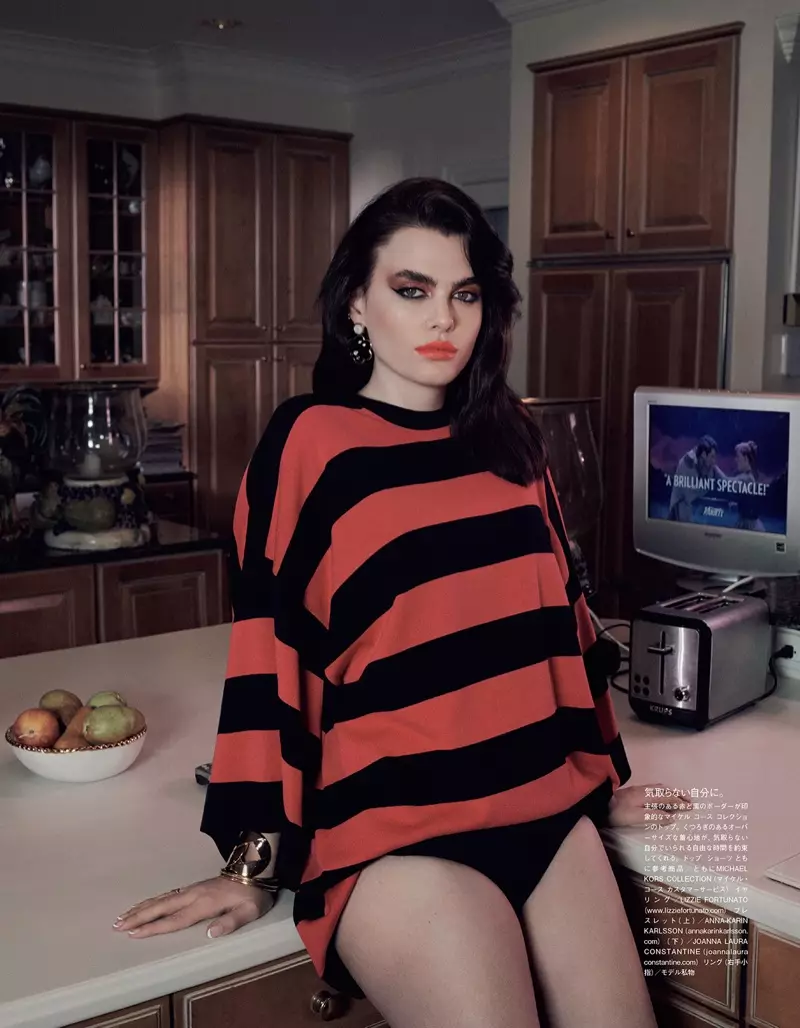 Charli Howard omfamnar en retrogarderob för Vogue Japan