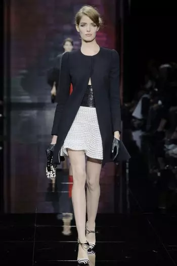 Armani Privé fa tutto rosso, bianco e nero per la moda autunnale