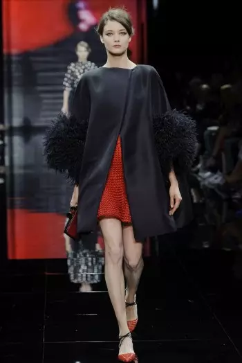 Armani Privé faz tudo sobre vermelho, branco e preto para a alta costura de outono